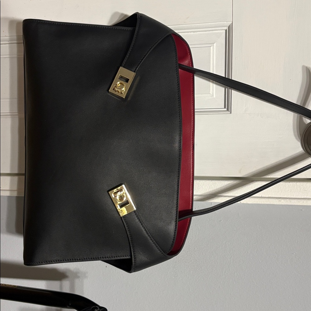 Hug style shoulder bag - Picture 9 of 9
